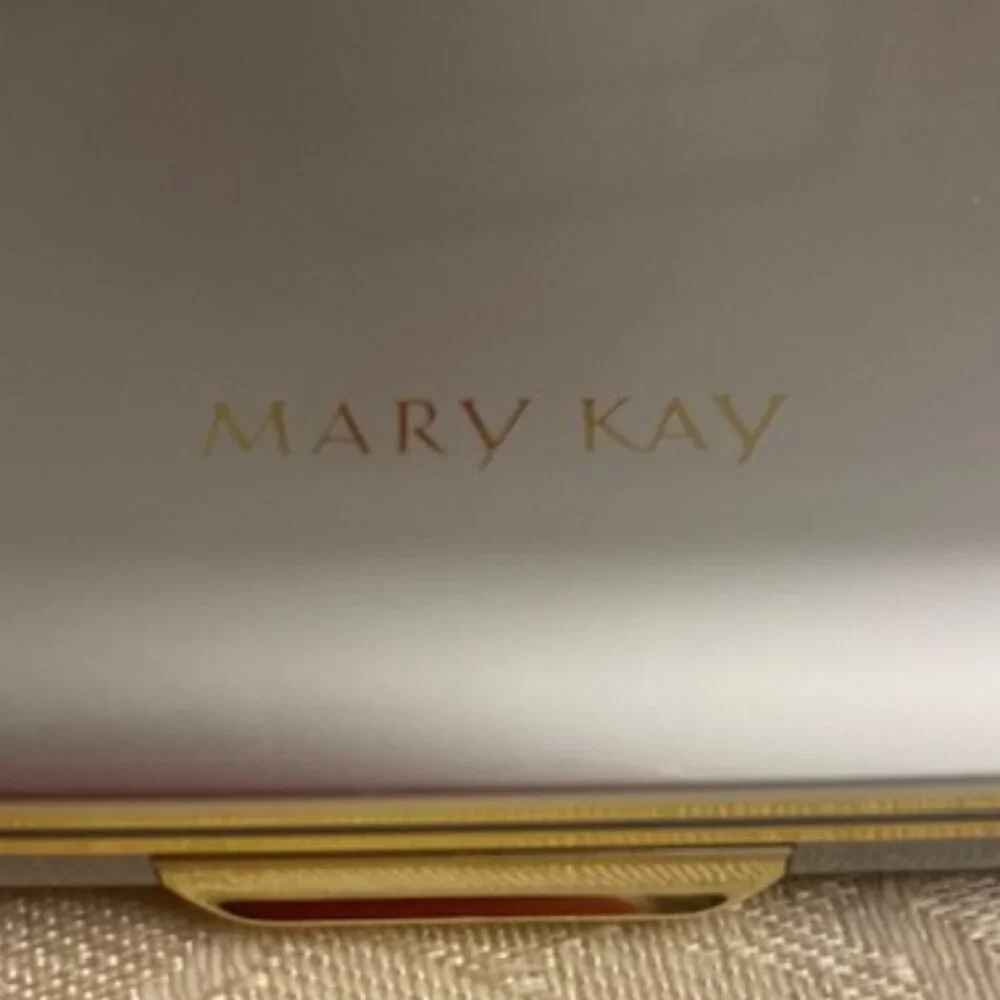Mary Kay Timewise Silver Refillable Compact